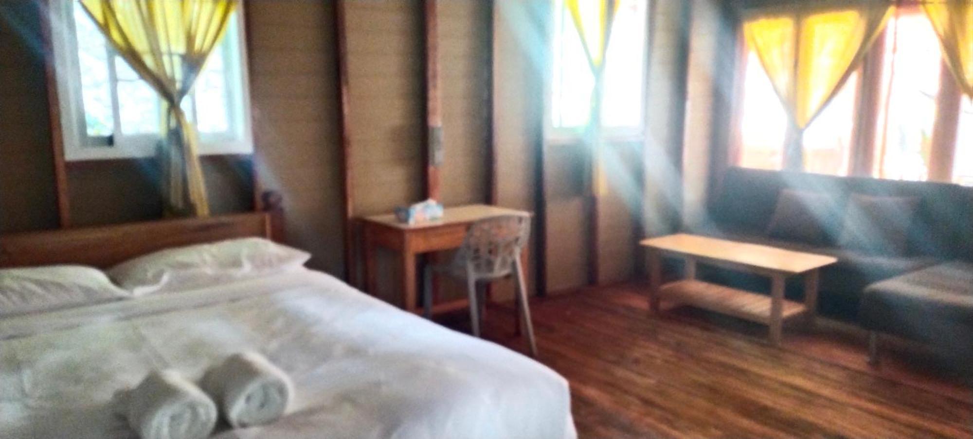 Lazy Hut Hotel Koh Phayam Buitenkant foto