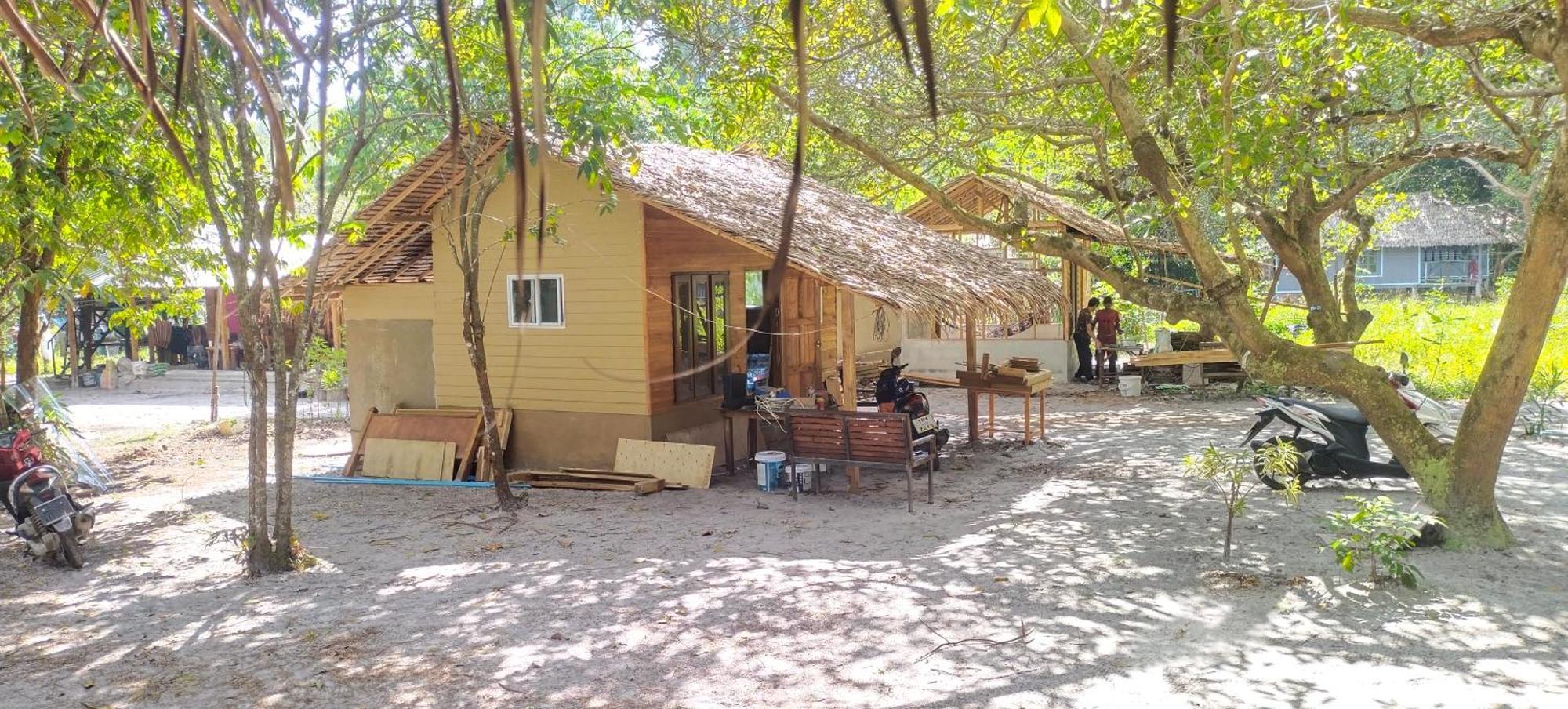 Lazy Hut Hotel Koh Phayam Buitenkant foto
