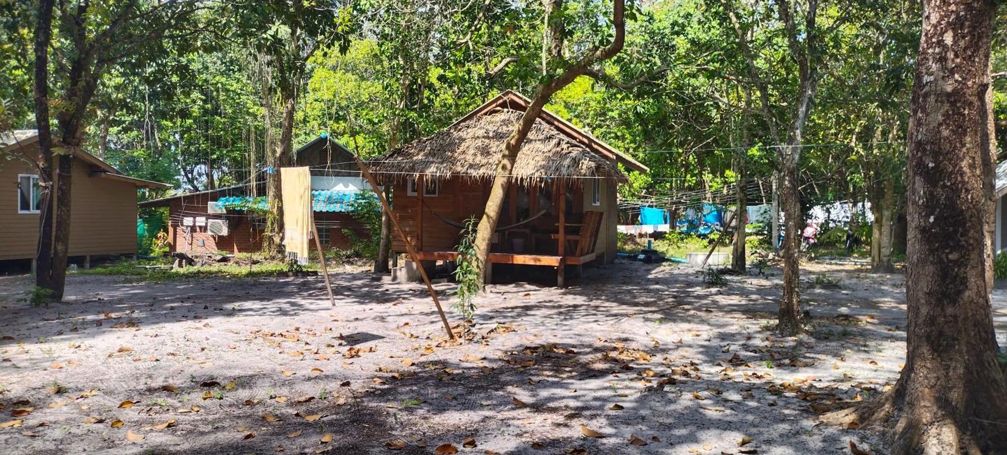 Lazy Hut Hotel Koh Phayam Buitenkant foto