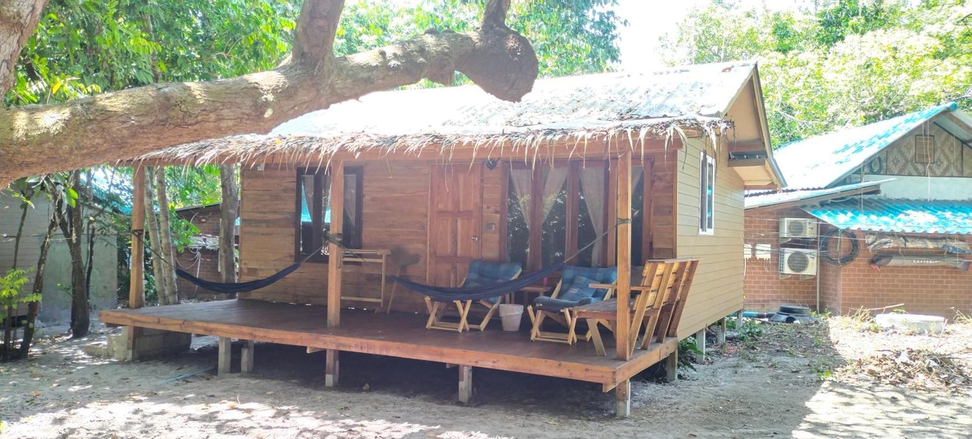 Lazy Hut Hotel Koh Phayam Buitenkant foto